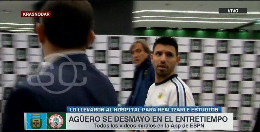 Agüero pudo abandonar el vestuario por su propio pie. EFE