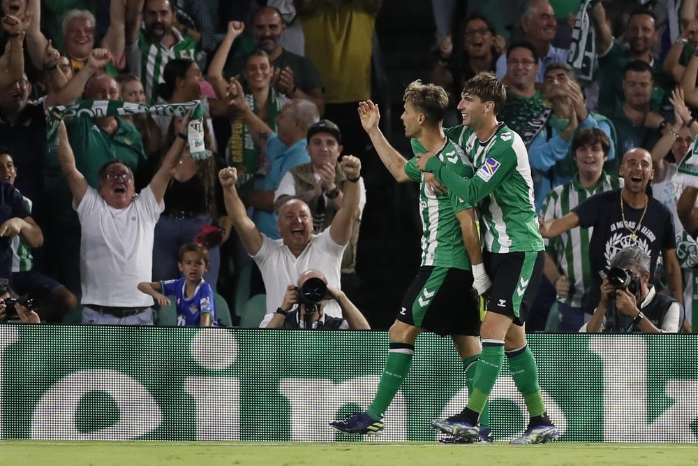 Sergio Canales (i) celebra su gol con Juan Miranda, en el partido de la jornada 2 Europa League entre Betis y Ludogorets. EFE/José Manuel Vidal