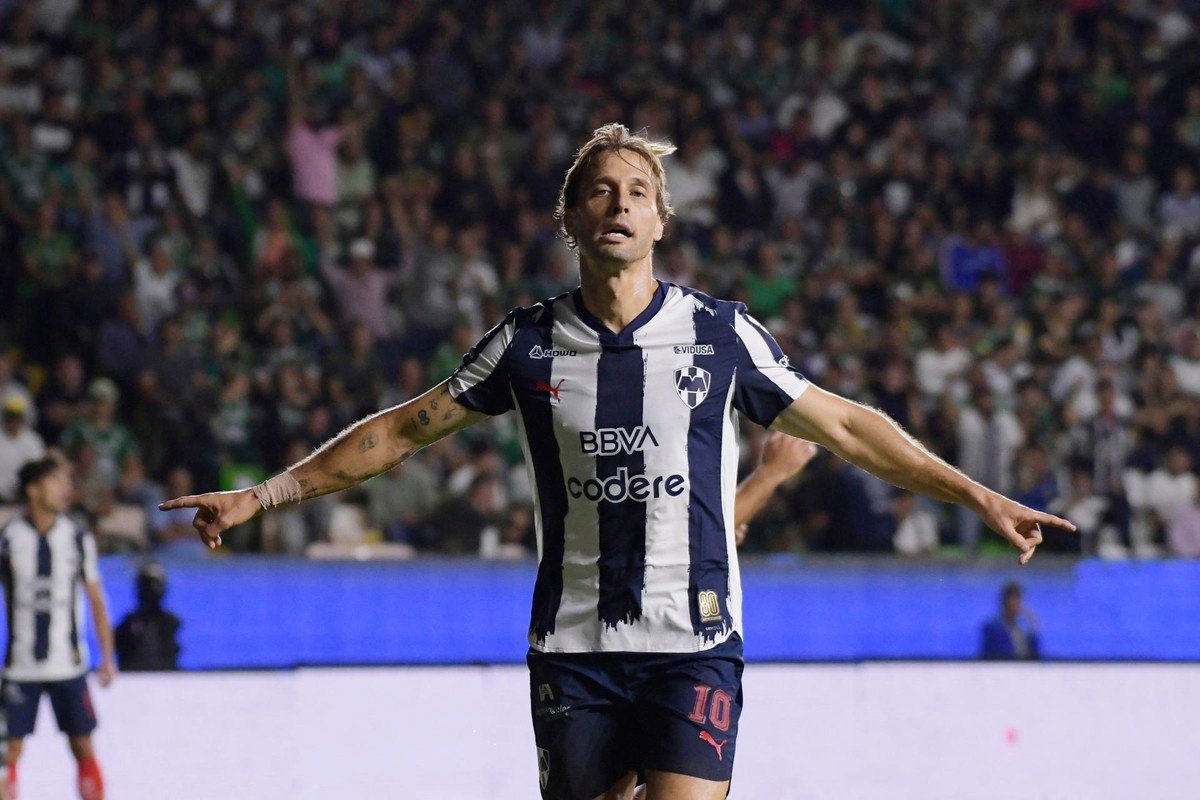 Monterrey mira hacia arriba y le quita el aire a León. EFE/Luis Ramírez