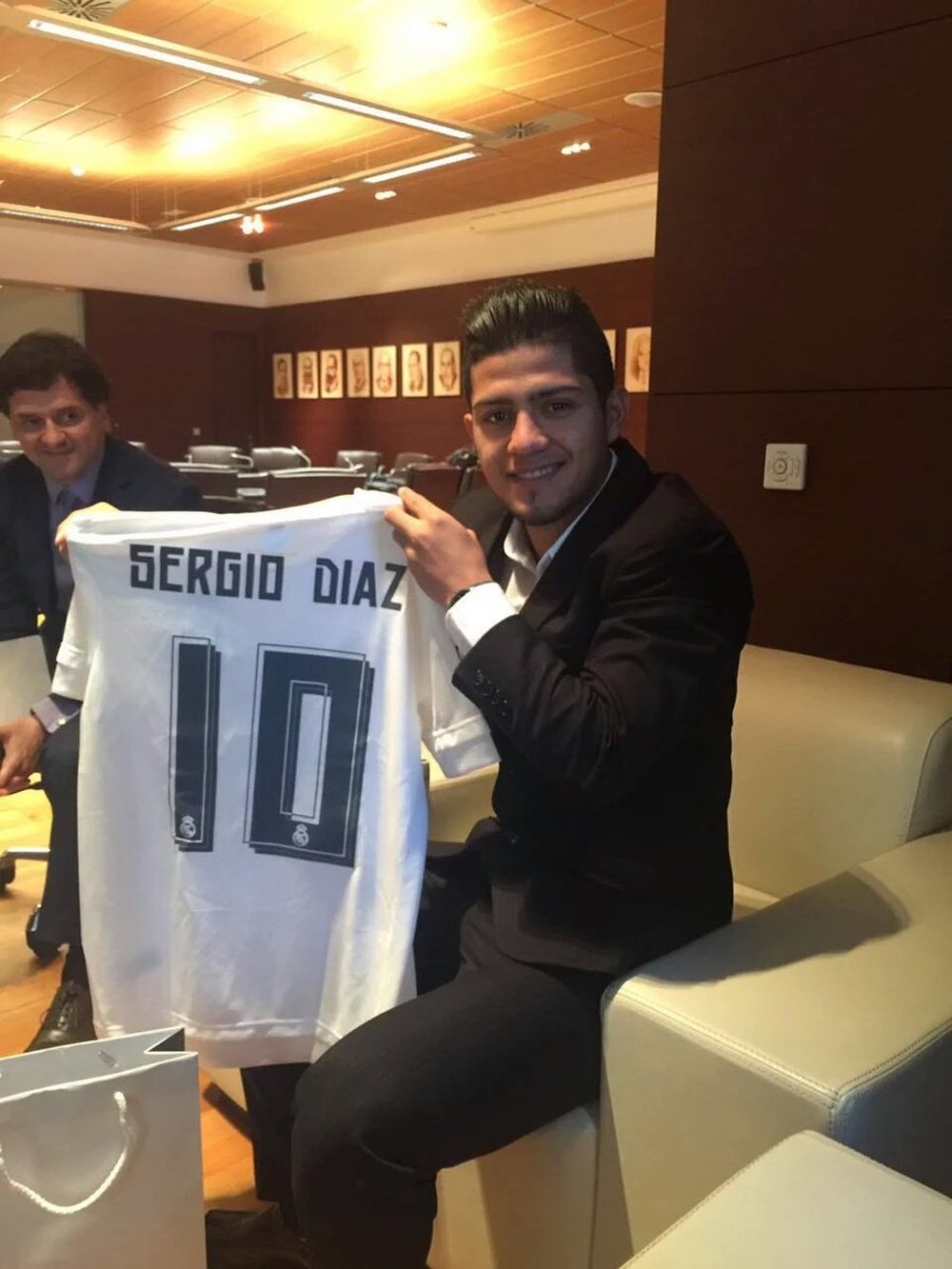 Sergio Díaz com a 10 do Real Madrid. RealMadridCF