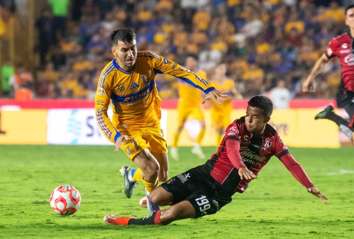 Ángel Correa, con gol y asistencias, y Juan Brunetta, con un 'hat trick', acabaron (5-3) con un Necaxa en crisis e hicieron subir a Tigres hasta la tercera posición del Apertura.