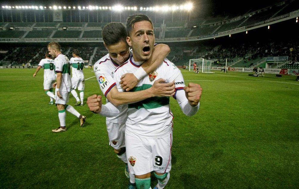 Sergio León celebra un tanto con el Elche. EFE