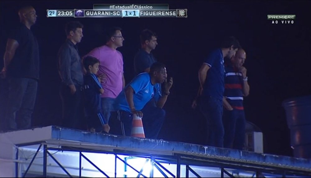 Sergio Ramírez, apoyado en el cono, vigila a su equipo desde el techo del estadio. Twitter