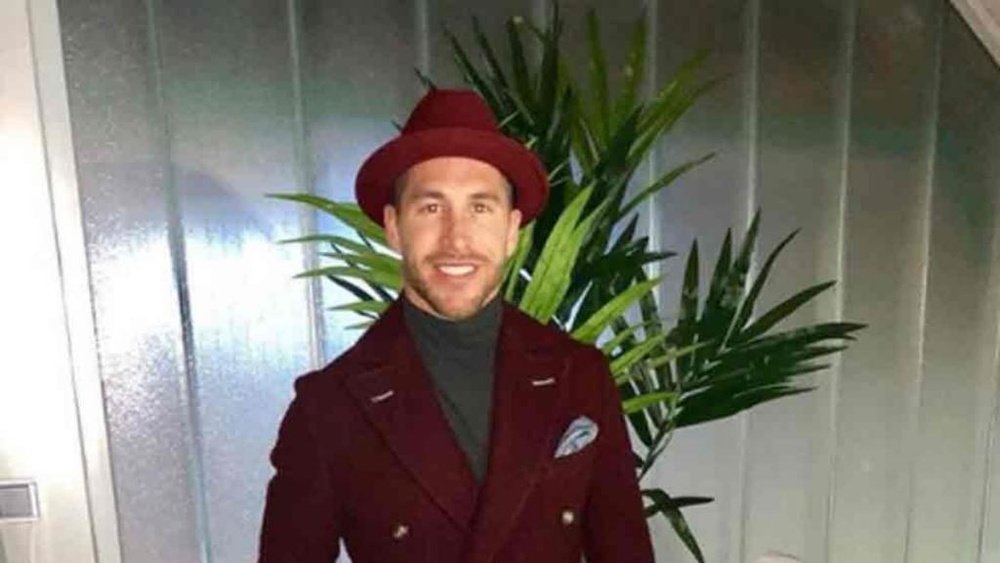 Sergio Ramos apostó por un sombrero y el color granate. Instagram
