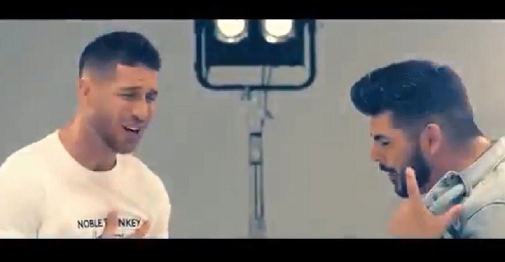 Ramos se découvre une passion pour la chanson. Captura