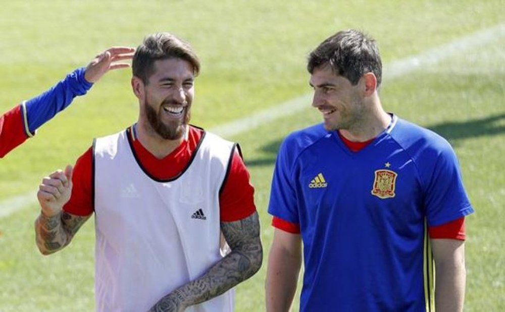 Casillas felicitó a Ramos por su récord. EFE