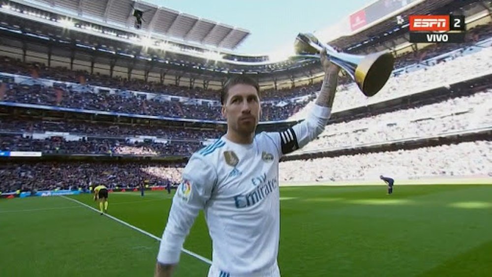 Ramos held the trophy aloft before kick off. Captura/ESPN