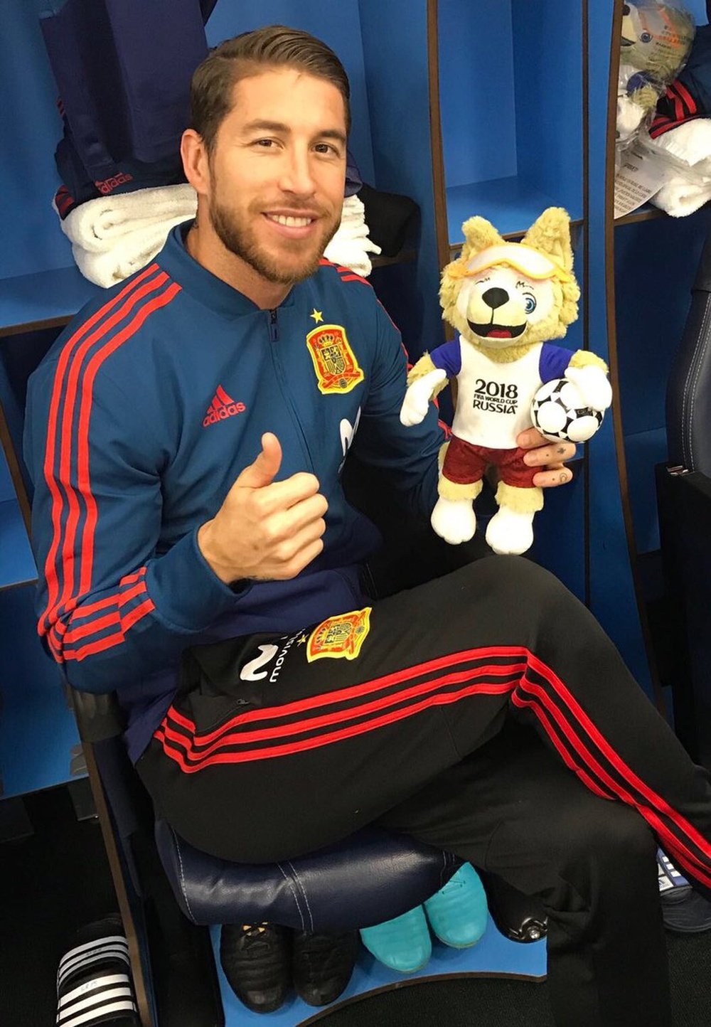 Sergio Ramos, posando con la mascota del Mundial. Twitter/Sergio Ramos