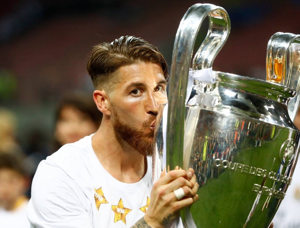 Sergio Ramos besa la Undécima Champions del Real Madrid. EuropaPress