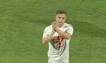Xherdan Shaqiri, nacido en una ciudad de la antigua Yugoslavia que ahora es kosovar, estuvo en casa con la camiseta de Suiza y sus compatriotas le mostraron todo el respeto del mundo. El futbolista se llevó la mano al corazón en el himno y el público le ovacionó cuando fue sustituido.