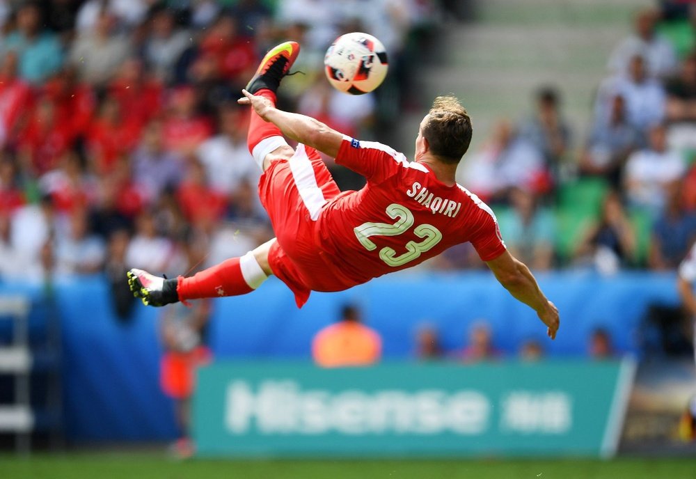 Xherdan Shaqiri anotó un fantástico gol en los octavos de final entre Suiza y Polonia. UEFA