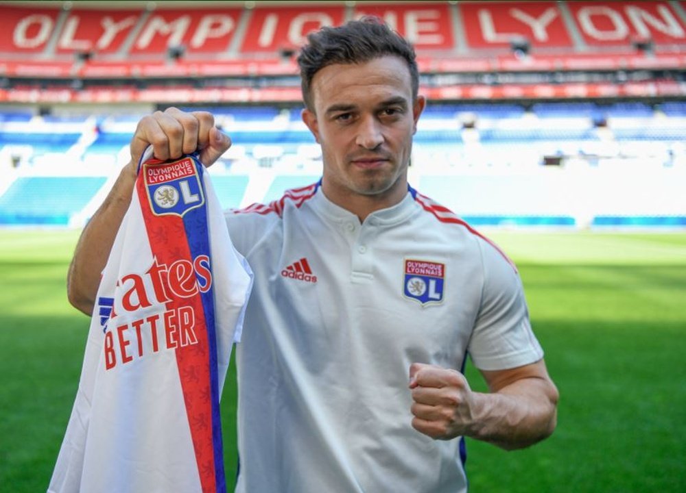 Shaqiri ya sabe lo que es sentir los colores del Lyon. Twitter/OL