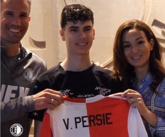 Shaqueel Van Persie firmó su primer contrato profesional con el Feyenoord. Twitter/Feyenoord