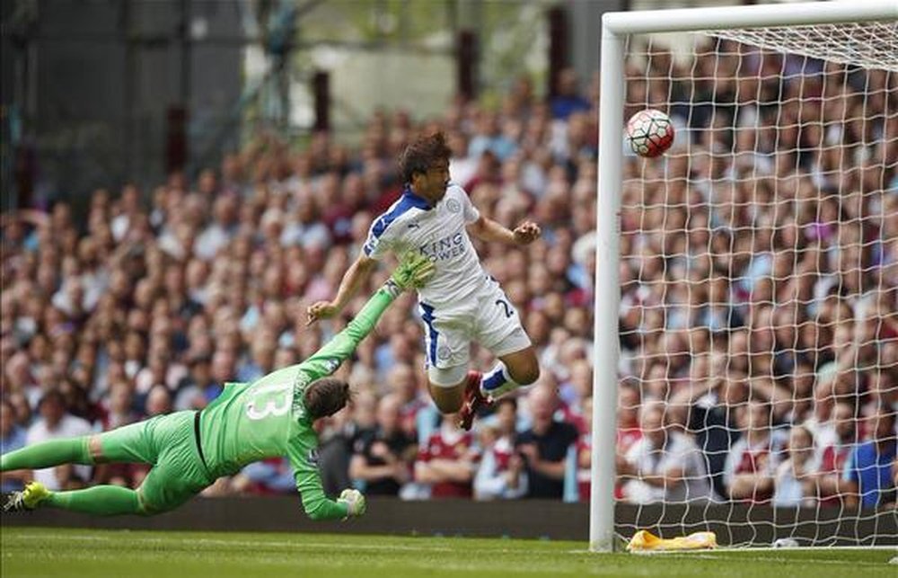 Shinji Okazaki cabecea a puerta el que sería el primer gol del encuentro entre West Ham y Leicester City. Twitter