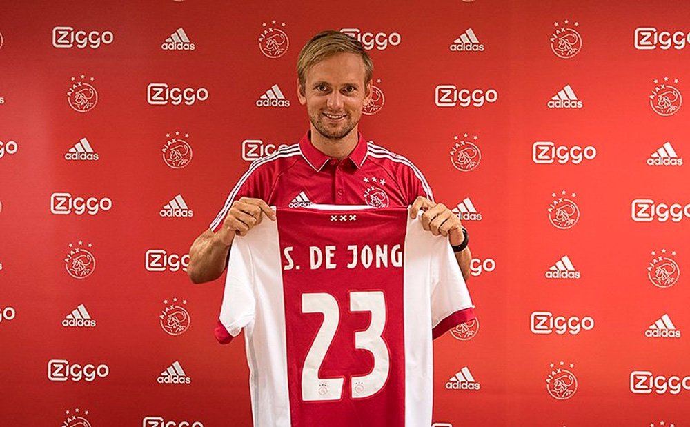 Siem de Jong vuelve a casa tras tres años de ausencia. Twitter/AFCAjax