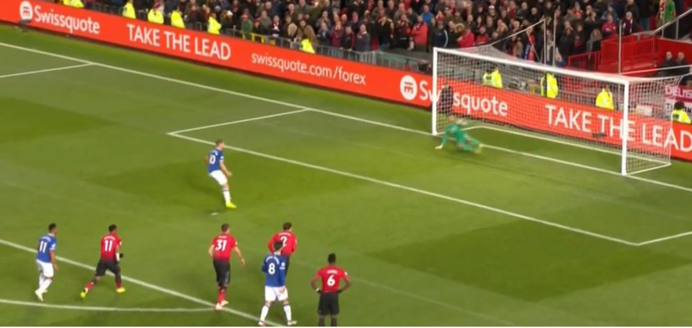 Sigursson sent De Gea the wrong way. Screenshot NBC