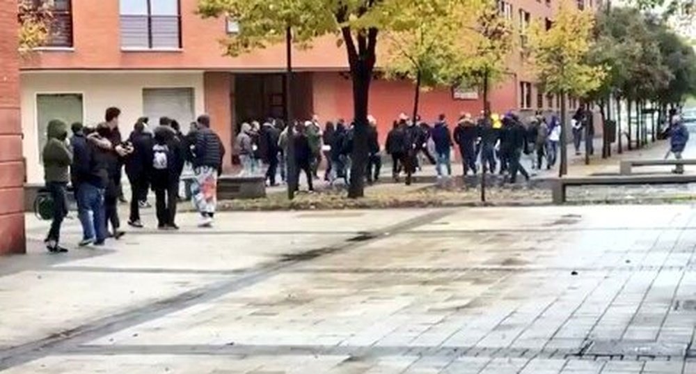Sillazos en Getafe entre ultras del Zaragoza. Twitter