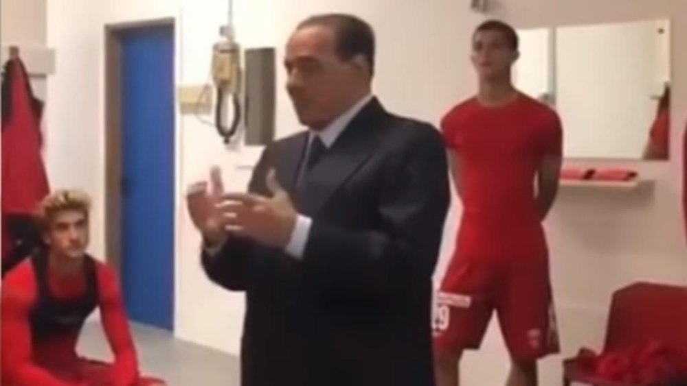 Berlusconi trató de animar a los suyos en el vestuario. Twitter/berlusconi