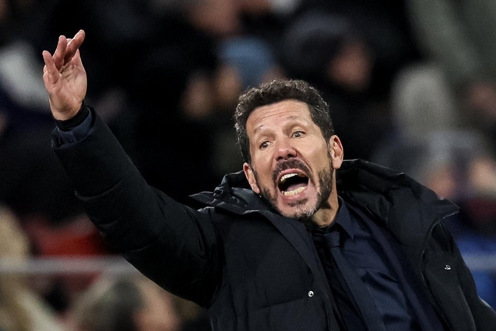 Simeone, entre la felicidad por el pase a octavos y la expectación por el rival. EFE