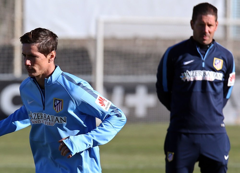 Simeone, siguiendo muy de cerca el entrenamiento de Torres. ClubAtléticodeMadrid