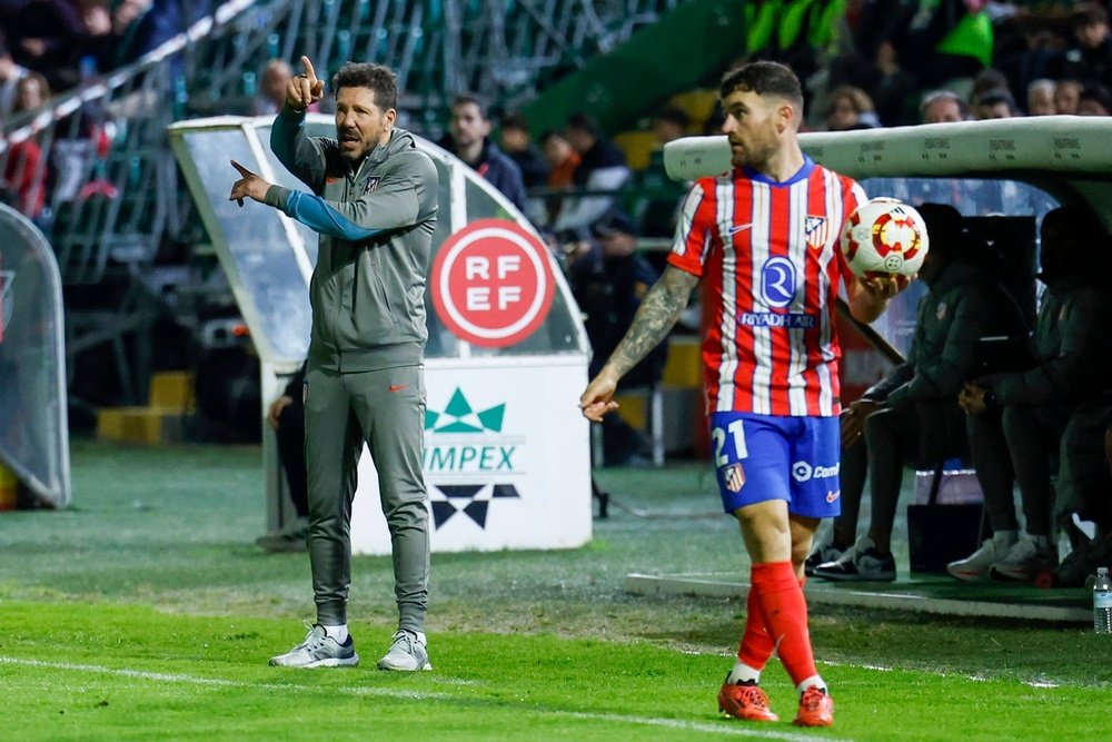 Javi Galan left very angry about the refereeing after Atletico's loss to PSG. EFE