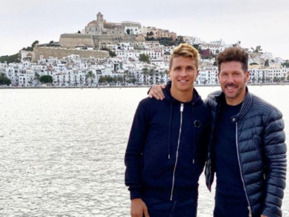 Simeone aprovechó el día libre para verse con su hijo GIanluca en Ibiza. Instagram/giansimeone