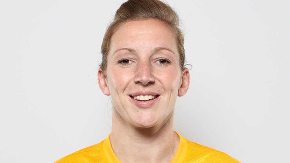 Siobhan Chamberlain has withdrawn from the England women's squad for their Euro 2017 qualifiers after sustaining a knee injury. TheFA