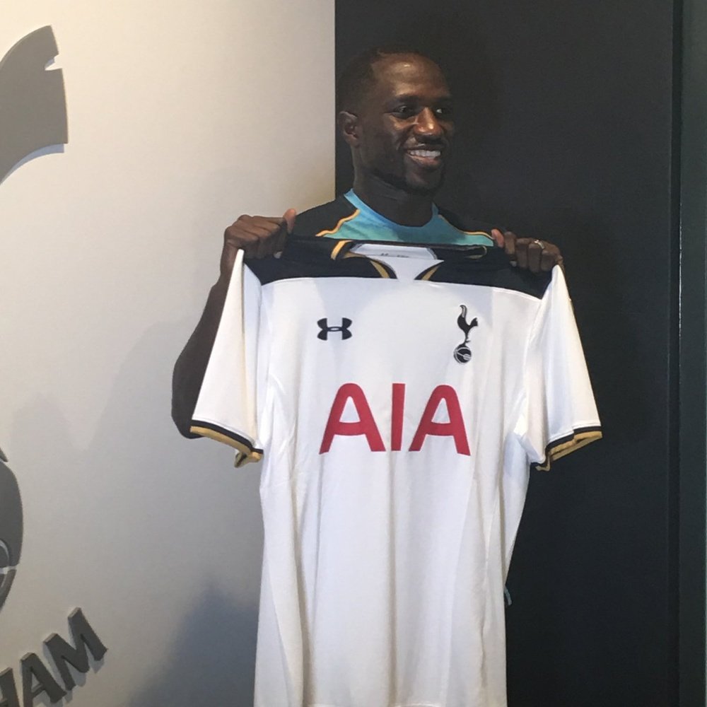 Sissoko posa con su nueva camiseta. Twitter