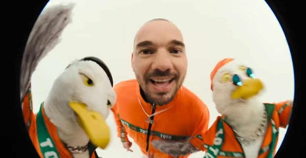 Con corona, cantando, bailando y de colorines: el 'flipante' anuncio de Sneijder. Captura/Adformatie