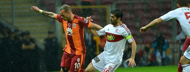 Sneijder vuelve a pisar el césped del Santiago Bernabéu. Galatasaray