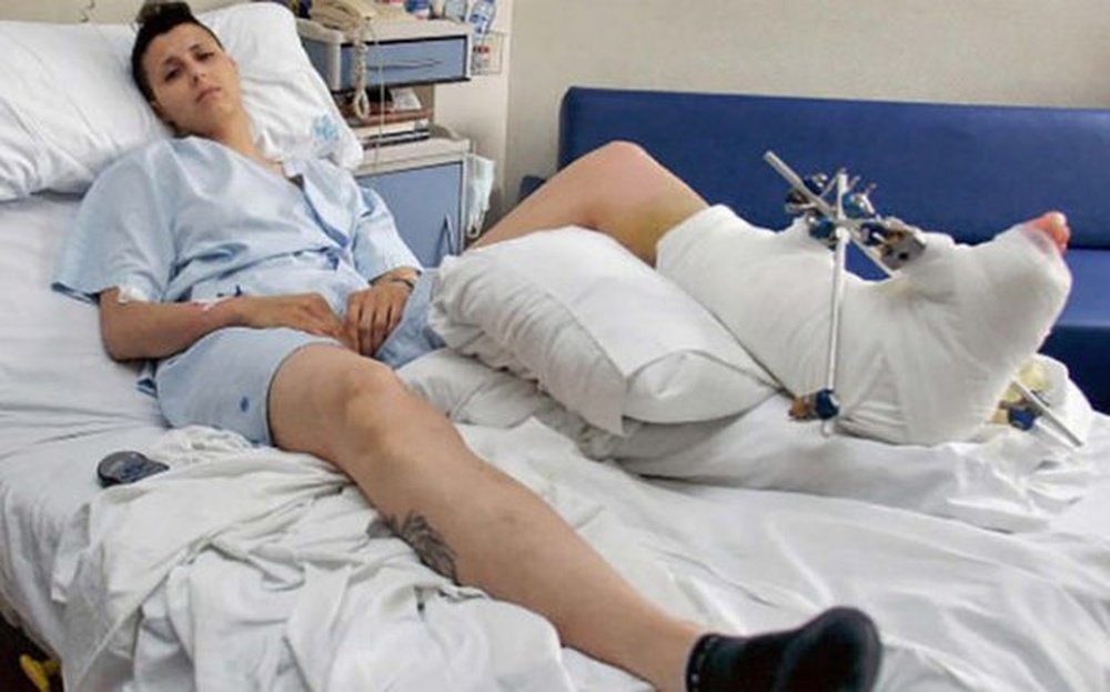 Sofía Bessayah, en el hospital tras el incidente ocurrido en el Camp Nou en 2010. Twitter