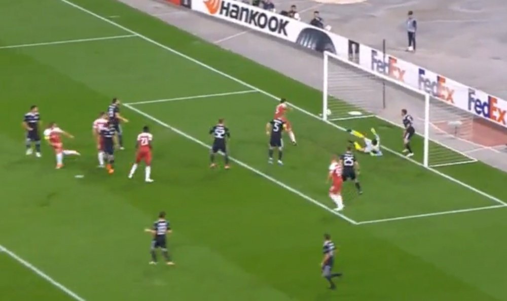 Sokratis bundles the ball home. Captura