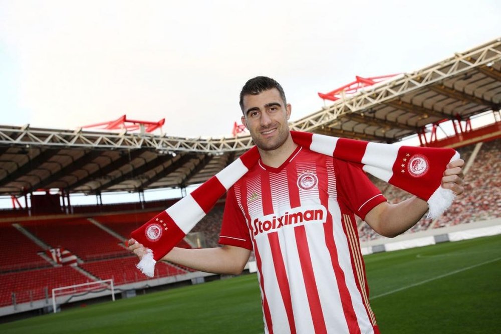 Sokratis signs for Olympiacos. Twitter/OlympiacosFC