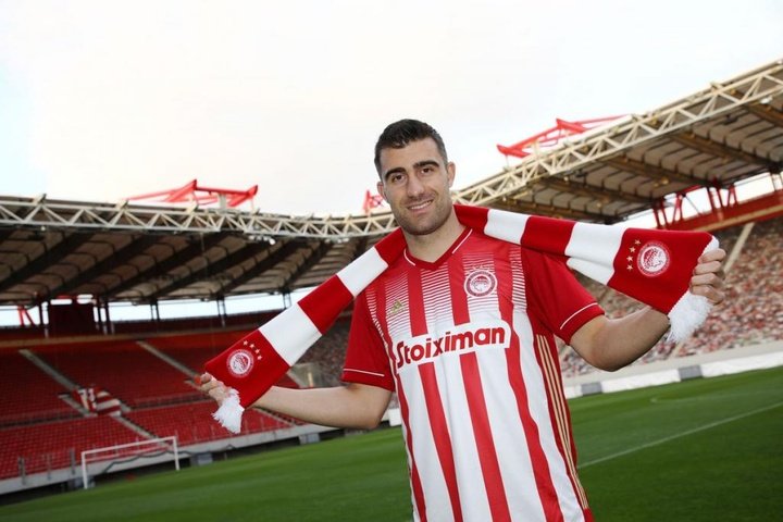 Sokratis signs for Olympiacos
