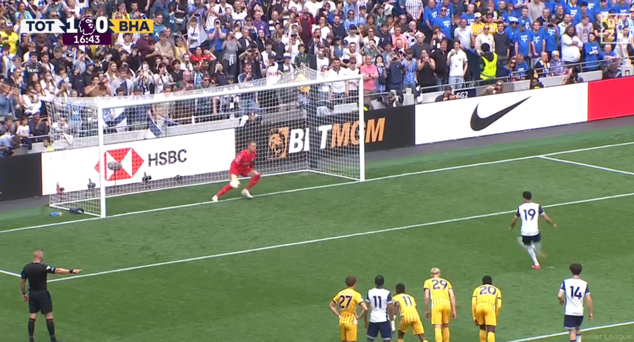 Solanke fires Spurs in front with early penalty against Brighton