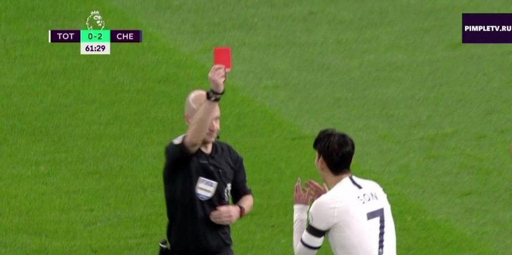 Son was given a straight red card for violent conduct against Chelsea. Captura/PimpleTV.Ru