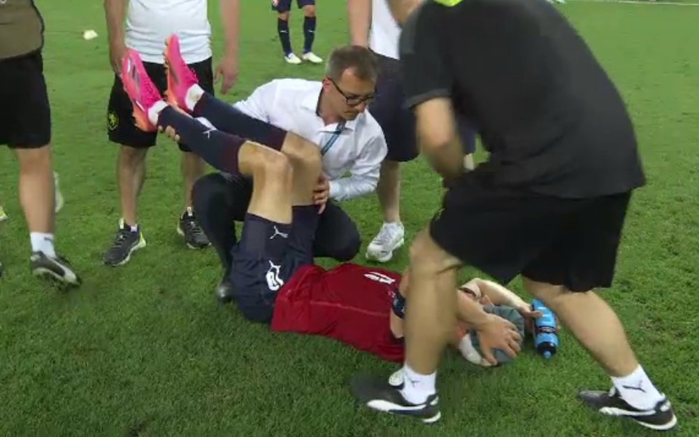 Soucek was down on the floor with an injury. Screenshots/Cuatro