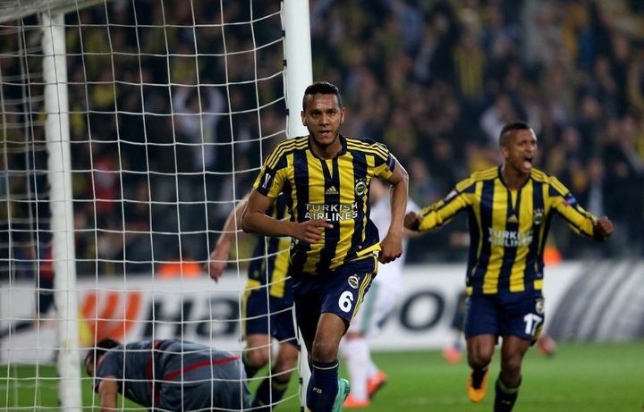 Souza le regala medio pase al Fenerbahçe