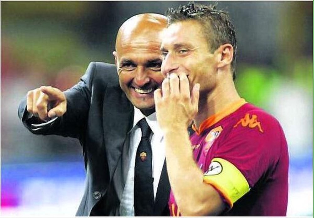 Spalletti charla con Totti en su anterior etapa como entrenador de la Roma. Twitter