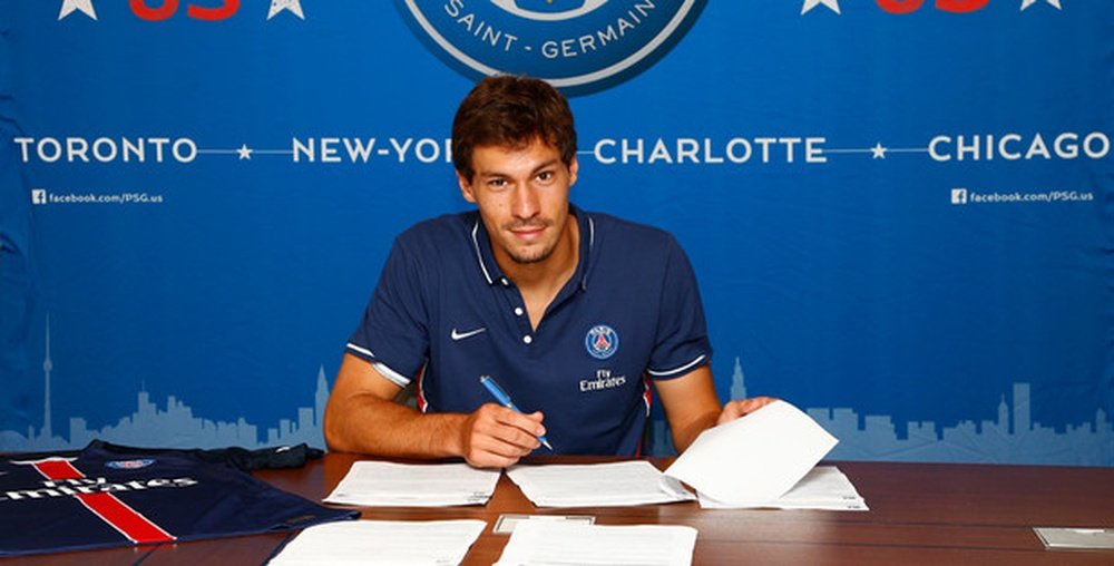 Stambouli, firmando contrato con el PSG. PSG