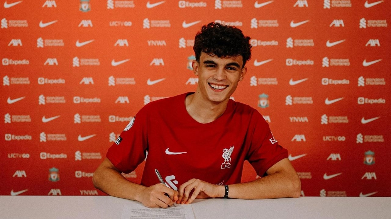 Bajcetic renovó con el Liverpool. LiverpoolFC