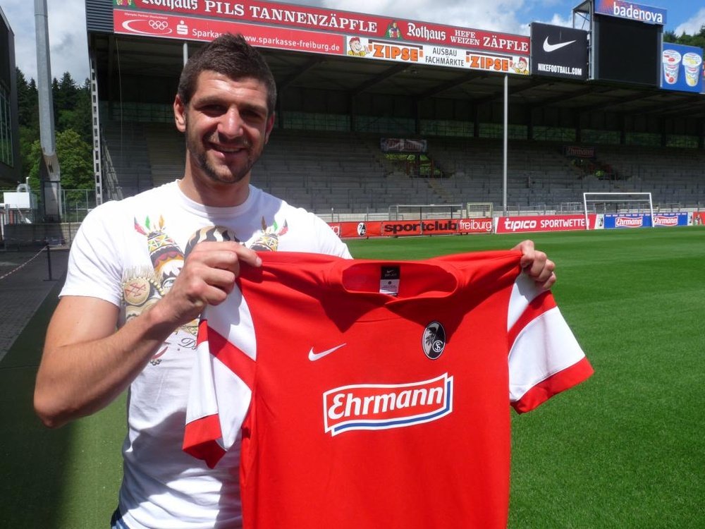 Stefan Mitrovic firma por el Strasbourg. SC Freiburg