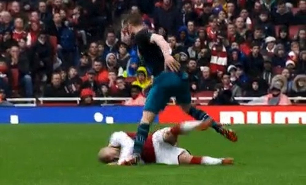 Stephens was shown red for shoving Wilshere. Twitter/ArsenalTerje