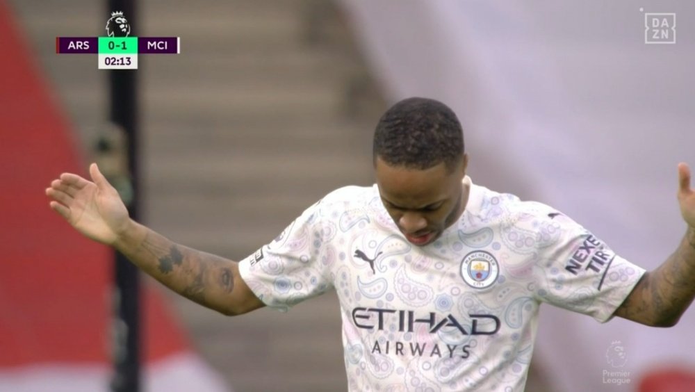 Sterling fez o primeiro gol do jogo entre Manchester City e Arsenal. Captura/DAZN