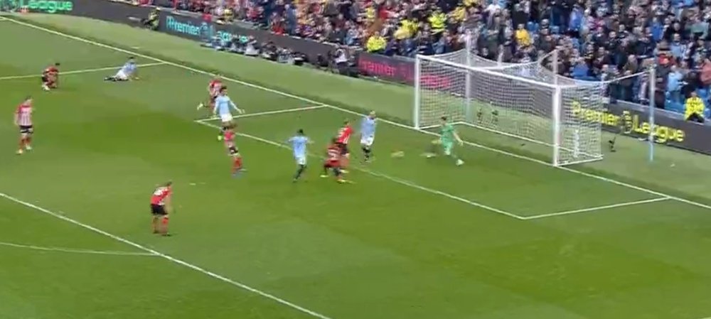 Sterling added City's fourth in stoppage time at the end of the first half. CAPTURA