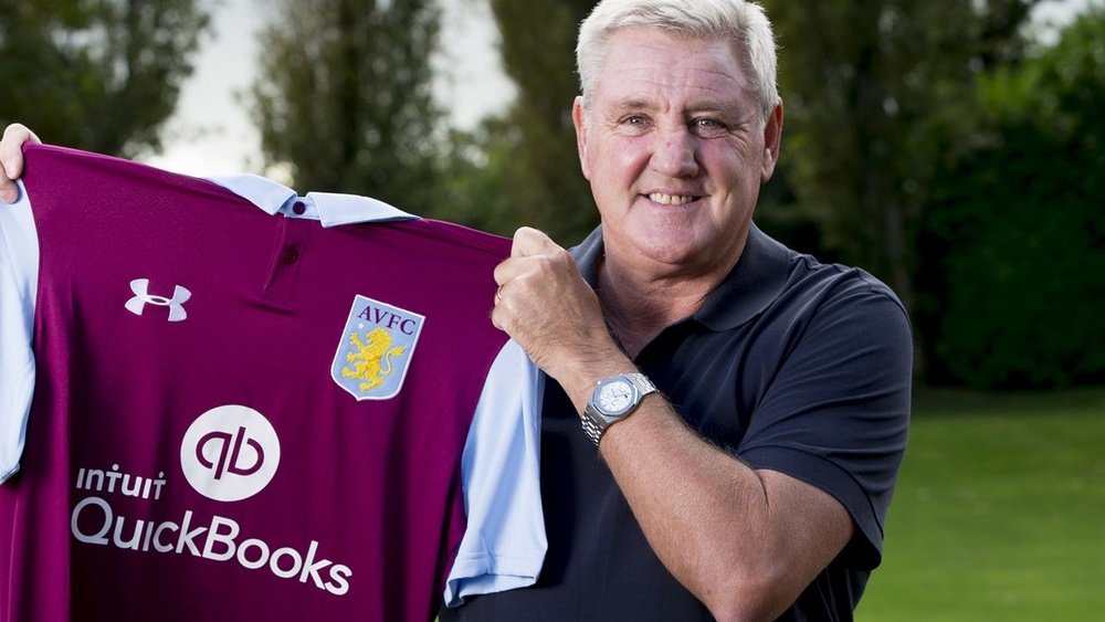 Steve Bruce continuará en el banquillo del Aston Villa. AVFC