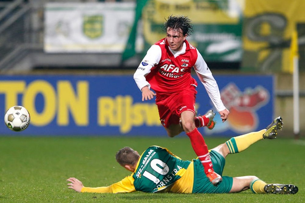 El futbolista disputando un partido durante su estancia en el AZ Alkmaar. AZ