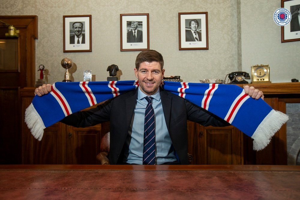 Rangers renova com Gerrard até 2024. Twitter/RangersFC