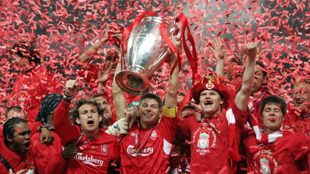 Steven Gerrard, levantando la Champions League lograda en Estambul con el Liverpool en la 2004-05. EFE/Archivo