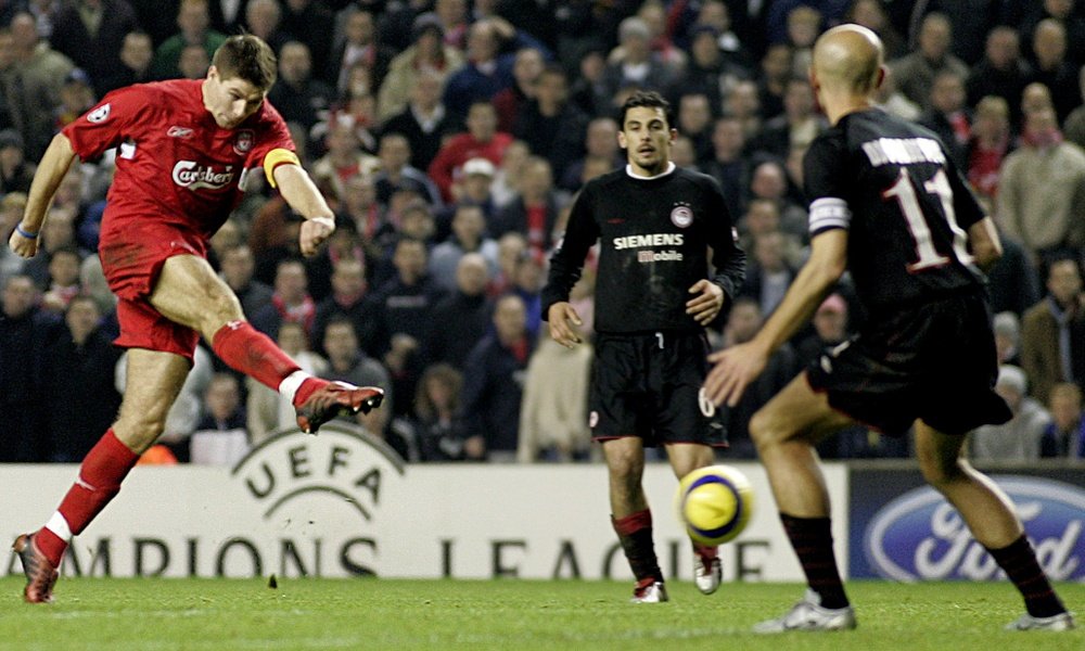 Steven Gerrard dispara a puerta para anotar un tanto decisivo ante el Olympiakos en 2004. TheGuardian